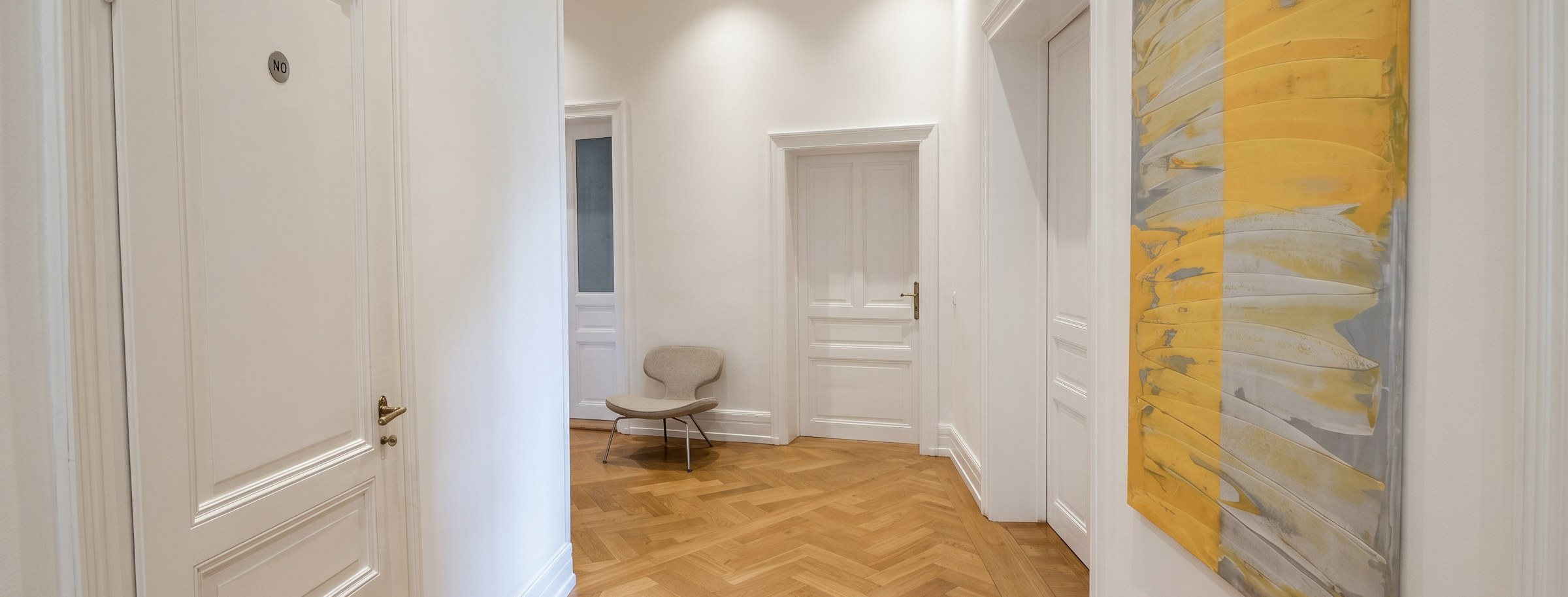 Flur der Praxis in der Hansaallee, Altbau mit Tageslicht
